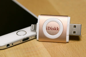 iPhoneでUSBメモリーが使える!! iPhoneとPCでファイルのやり取りがラクになるガジェット『iDiskk』