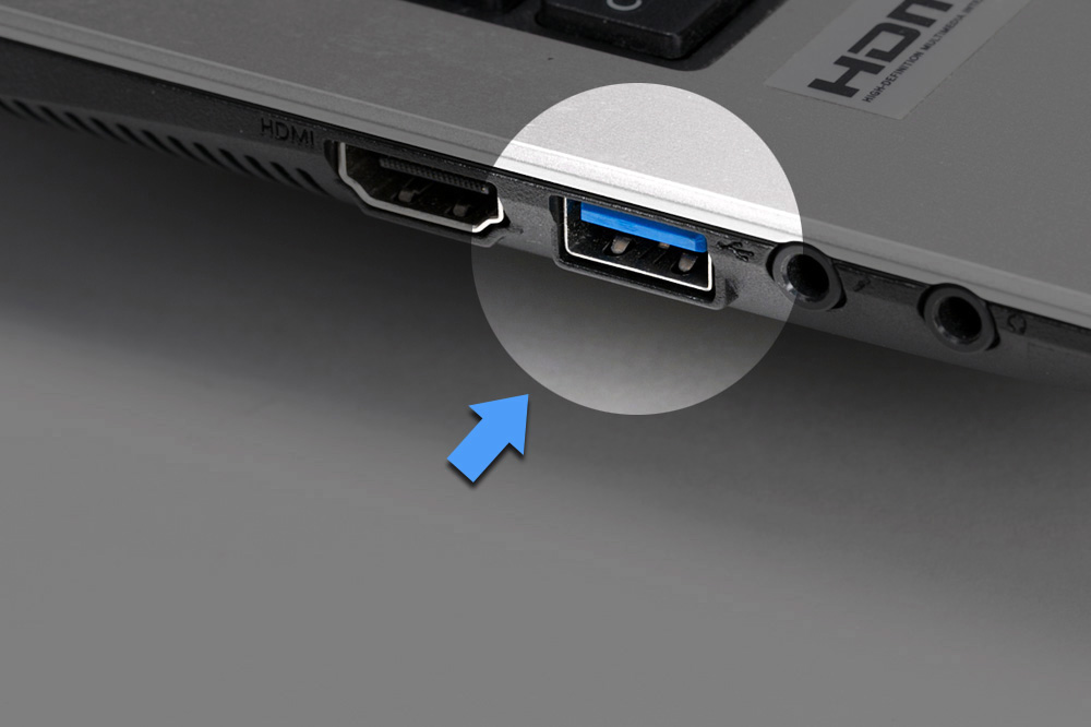 USB3.0の端子はサムライブルーというか「青」