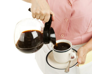 コーヒーポッドから注がれるコーヒー。そういえば最近みませんねこういう場面