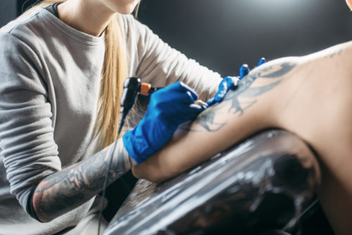タトゥーを施すのは医療行為なのか？
