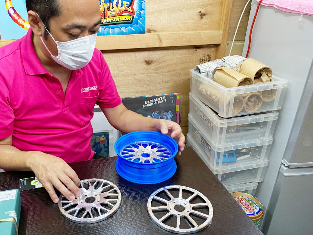 アルミホイールカバーを製造するナイトペイジャーの横田信一郎代表