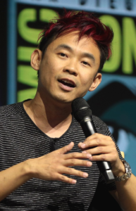 ジェームズ・ワン氏
James Wan speaking at the 2018 San Diego Comic-Con International in San Diego, California.
Photo by Gage Skidmore
(CC 表示-継承 3.0)