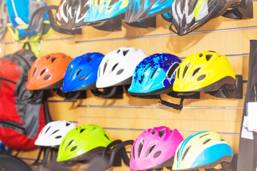 スポーツ用品店や、スポーツバイクの取扱店では、数万円の本格的なヘルメットが多いかもしれない。
とはいえ、着用義務化実施後には取扱い品が拡張される可能性も。