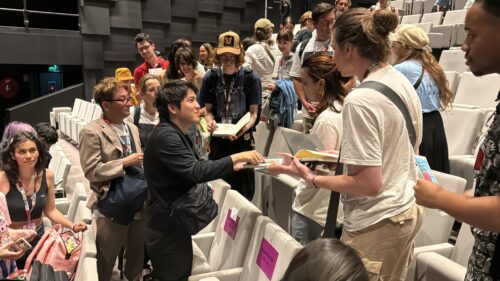 上映会のその場でサインを求められる⽊下⻨監督