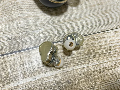 イヤーピースの中の穴もこだわりを感じる
