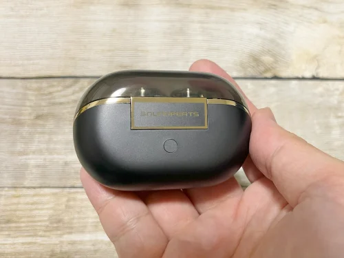 充電ケース ちょうつがい側 ペアリングボタンはここに