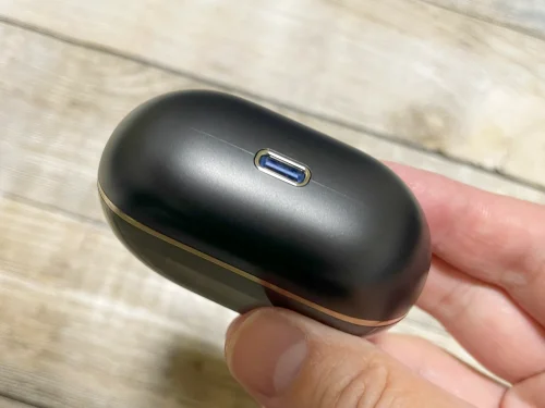 USBコネクタは底面に