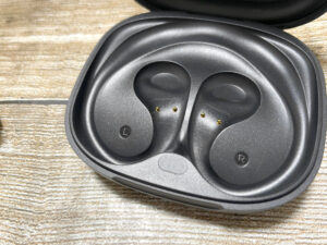 EarFun『Open Jump』ケース、イヤホンを取り外した状態