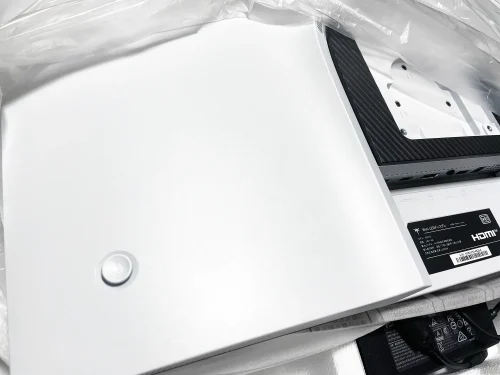 写真左にあるのがKTC M27T6唯一のボタン『フェースキー』押し込みのほか、上下左右に傾けて操作する
