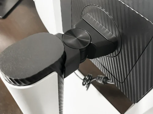 KTC M27T6ディスプレイ付属のブラケット。かなり可動範囲が広く、丈夫そう