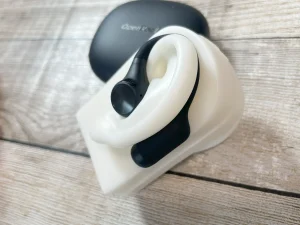 OpenRock『S2』耳マネキンでの装着イメージ 少し後方から撮影