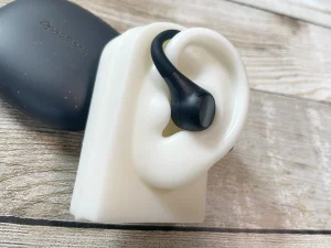 OpenRock『S2』耳マネキンでの装着イメージ 少し前方から撮影