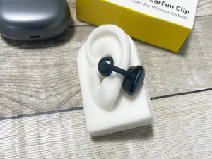 『EarFun Clip』耳への取り付けイメージ（耳ダミーを使用）2