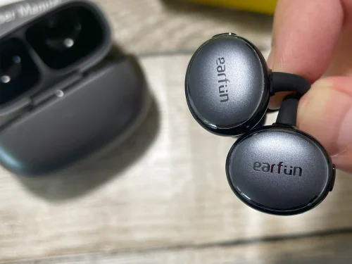 『EarFun Clip』イヤホン外観 ロゴと物理ボタンが確認できる