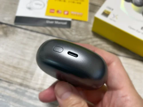 『EarFun Clip』ケース下部のUSBコネクタとボタン