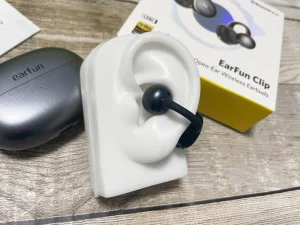 『EarFun Clip』耳への取り付けイメージ（耳ダミーを使用）1