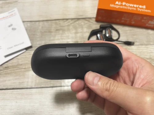 OpenRock 『Link 20』充電ケース 背面には充電用のUSB Type-Cコネクタとリセットボタンが