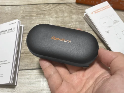 OpenRock 『Link 20』充電けーすさらさらとした表面はさらさらとしたツヤの無い仕上げ