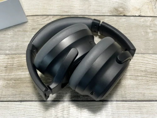 Space Pro のイヤー部分は内側に折りたためる