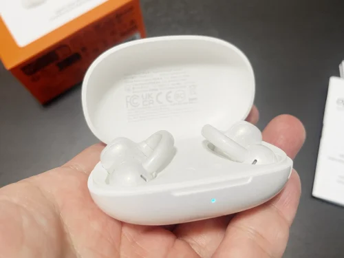 イヤーカフ型『OpenRcok E』ワイヤレスイヤホン 画像4 充電ケースとイヤホン