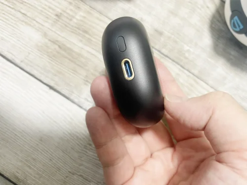 Air5 Pro+ ケース USBコネクタとボタン