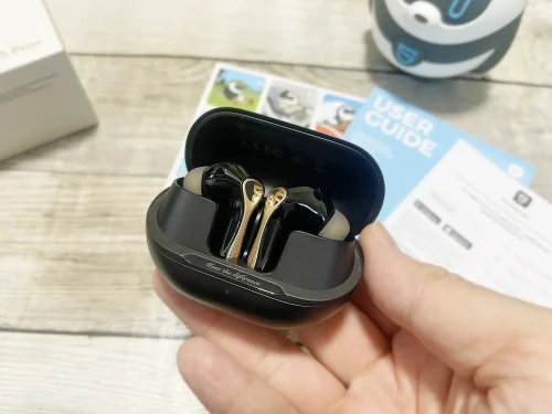 Air5 Pro+  イヤホンを充電ケースに収納した状態