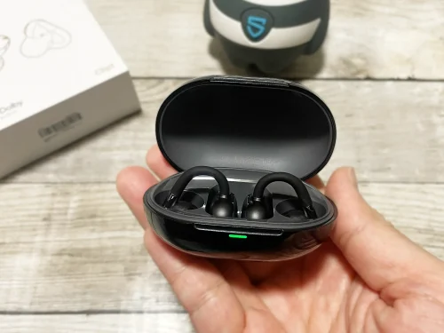 SOUNDPEATS (サウンドピーツ) Clip1 イヤホンを収納し、充電ケースの蓋を開けた状態