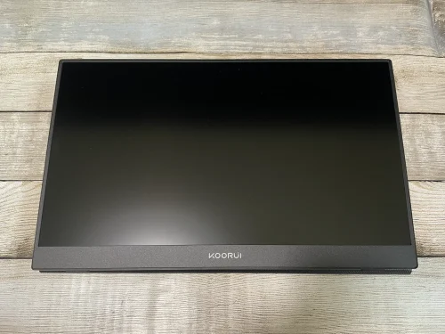 KOORUI『E1511A』本体 ケースが装着された状態で梱包されている