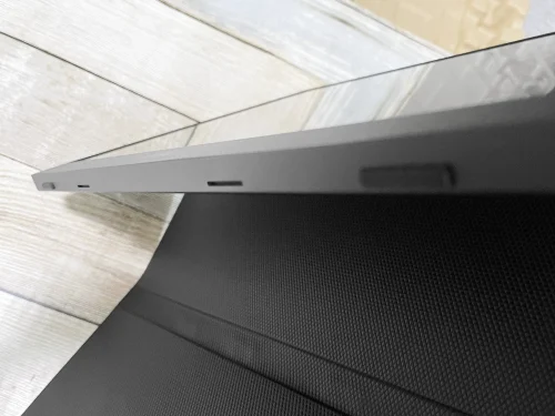 KOORUI E1511A  手前側にあるのはスピーカーの穴と、スタンド時のすべり止め