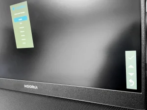 KOORUI E1511A  OSDメニューは正面に向かって右側の各種ボタンで操作する