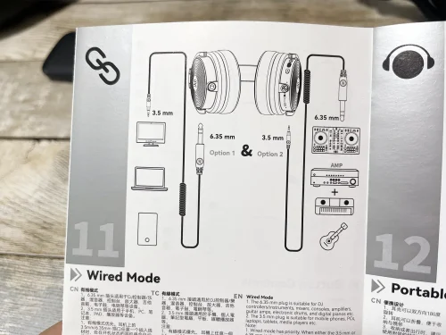OneOdio Studio Max 2 マニュアルより抜粋 左右にコネクタがあり、さまざまな機器との接続に対応