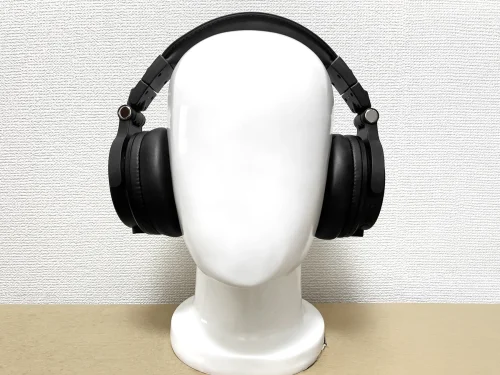 ヘッドマネキンに装着した OneOdio Studio Max 2 正面