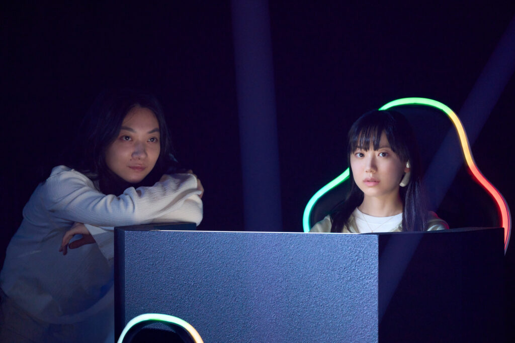場面写真（三浦透子、芦田愛菜）