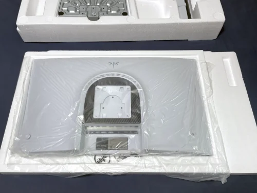 さらに中にはM27P6 液晶パネル本体