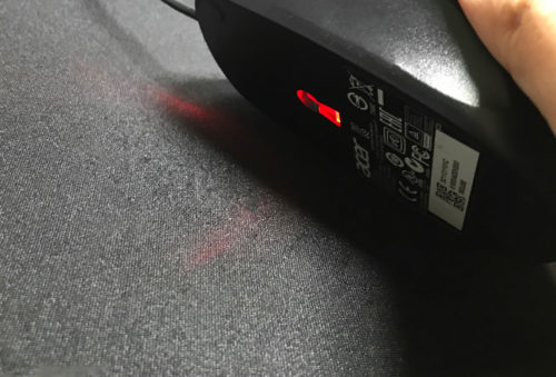 赤いLEDの光の反射で動きを判別するマウス