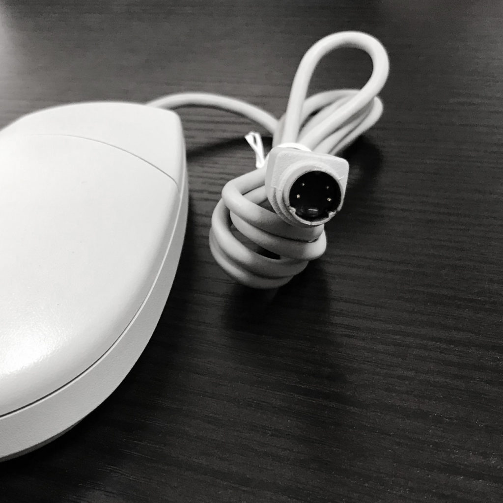 Apple純正 ADB接続マウスのコネクタ