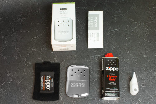 Zippo ハンディ―ウォーマー 上段左から、パッケージ、マニュアル 下段左から、フリース袋、本体、補充用リフィル（Zippoオイル）、軽量カップ