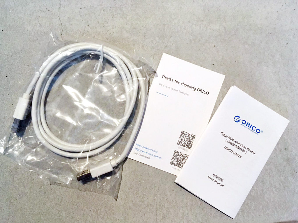 『ORICO 豚型 USB HUB』付属のUSBケーブルと保証カード、マニュアル