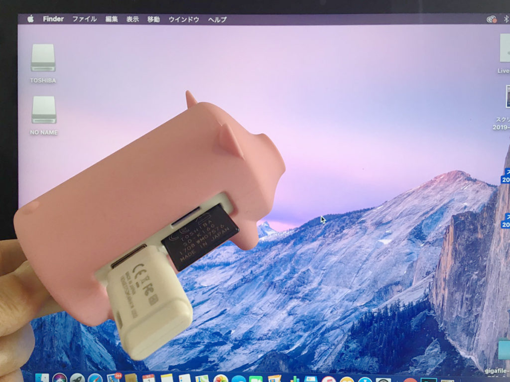 『ORICO 豚型 USB HUB』をMacBookと接続し、USBメモリー、SDカードを読み込む